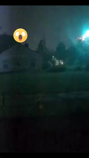 🛍️ Hər evə lazım! on Instagram: "🌟 Fövqəladə LED lampa ✅ Elektrik kəsintisi zamanı avtomatik işıq yanır — qaranlıqda qalmayın 💡 Adi lampa kimi rahatlıqla taxılır Type-C kabel ilə doldurulur — powerbank və adapterlə şarj etmək mümkündür 🔋 Sensorlu və uzaqdan idarəetmə pultu ilə rahat istifadə Ev, kamp, bağ evi və fövqəladə hallar üçün ideal seçim ⛺ Asma qarmağı var — istənilən yerdə lampa kimi istifadə oluna bilər 🚚 1 Günə Çatdırılma və Qapıda Ödəniş!"