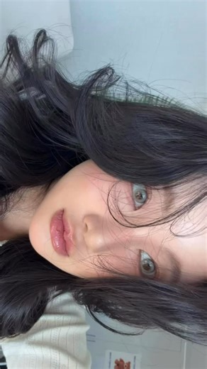 미래 MI RAE 美來 (freelancer model) on Instagram: "렌즈 샀는데 성공 하면 얼마나 기분 좋게요 ? 🩵 그래서 화장을 4시간 째 못 지우는 중 ••• 혹시 렌즈가 궁금하시다면 댓글 남겨주세요 알려드릴게요 💌 블러셔 : @naming.cosmetic 플러피 파우더 블러쉬 베이글 + @simihazebeauty Dawn 01 Solar tint 립: @maccosmeticskorea 627 cool teddy + @chanel.beauty.korea 186 pink nude 쉐딩 : @fivevibe_official 투웨이 멀티 컨투어 스틱 01 베이직 마스카라 : @giverny_korea 밀착 센서티브 마스카라 03 로즈브라운 #linkinbio #selfie"