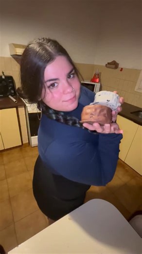 Chiara👩🏻‍🍳 on Instagram: "Alfajor Helado de Oreo! 🥶👩🏻‍🍳 Yo use 3 paquetes de oreos🍪,100g de manteca🧈, opcional dulce de leche. Para el relleno crema de leche 150ml, 1 cda esencia de vainilla, 2 cdas de azúcar y el relleno de las galles. Vas a batir por unos 5 min con batidora eléctrica, una vez que empieza a tomar consistencia no te pases de batido porque se puede cortar🧁 🍪Yo hice 2 versiones; 1 de relleno de crema, y la otra con un relleno de crema y otro de dulce de leche. 👩🏻‍🍳Me