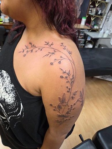 32 reactions | Tattoo Time-lapse Simplicity is beauty in this nice flowing arm and chest tattoo!! Thank you for coming to me for your first tattoo! Katalina Chavez #grantspasstattooartist #grantspasstattoo #blackandgreytattoo #tattootimelapse #professionaltattooartist #experiencedartist #tattoovideo #finelinefloraltattoo #finelinetattoo #magicaltattoo | Christopher Hampton | Facebook