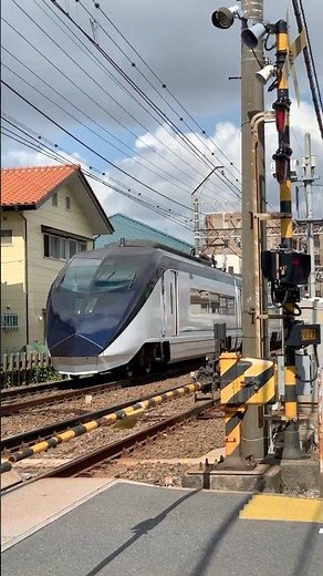 江戸川駅〜京成小岩駅間の踏切を通過するスカイライナー（2026年5月11日）