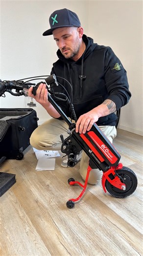 Auspacken. Anklemmen. Losfahren. ⚡👨‍🦽So schnell kann ein Rollstuhl zum E-Rollstuhl werden.Ich packe das Eco Travel LX von Paws Rehasense aus und montiere es in wenigen Minuten direkt am Rollstuhl –ohne Umbau, ohne Werkzeug, ohne Stress.👉 Bleib bis zum Ende dran: Genau da entscheidet sich, ob ein E-Antrieb wirklich alltagstauglich ist.#EcoTravelLX #RollstuhlAntrieb #EAntriebRollstuhl #Mobilität #derhilfsmittelberater | Daniel Schöb