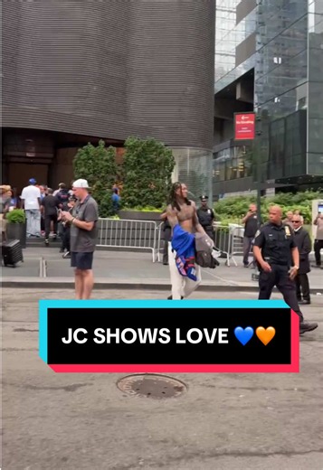 Jordan Clarkson sending a souvenir straight into the crowd 🙌 #NBAPhilippines #Knicks #NewYork #Champions #Parade