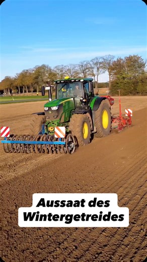 Vor Kurzem stand wieder einer der wichtigsten Schritte auf dem Acker an: Die Aussaat des Wintergetreides 🌾 So läuft’s Schritt für Schritt: 1️⃣ Saatgut einfüllen 2️⃣ Saatstärke einstellen & Maschine abdrehen 3️⃣ Saattiefe und Einstellungen auf dem Acker kontrollieren Wenn alles passt, heißt’s nur noch: Drille an und ab dafür! 💪🌾 #landwirt #landwirtschaft #ackerbau #johndeere #getreideaussaat #landleben #landliebe | Friedrich Dieckmann