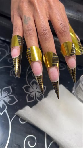 Sculptured Acrylic Nails💅🏽 just hit sooooo different! Need a new nail tech that’s into your natural nail care & aesthetic of your set? Or want to learn how to do #acrylicnails using no nail tips? Use link in my bio to register for online class &/or to book an appointment 💜 #cincinnati #cincinnatinailtech #cincinnatisalon #sculpturenails #acrylicsculpture #cincy #cincynailtech #nailclasses