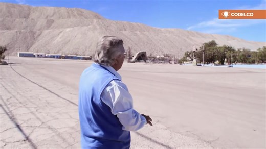 🌄⛏️ Chuquicamata: el gigante del cobre chileno 🇨🇱 En el corazón del desierto de Atacama se levanta Chuquicamata, la mina de cobre a rajo abierto más grande del mundo 🌍. Desde sus inicios a comienzos del siglo XX, se transformó en símbolo del esfuerzo humano frente a la naturaleza extrema y en motor de la economía chilena. Miles de trabajadores llegaron con sus familias para formar un verdadero pueblo minero, con casas, escuelas, cine, hospital y vida comunitaria. Sin embargo, el polvo y la c