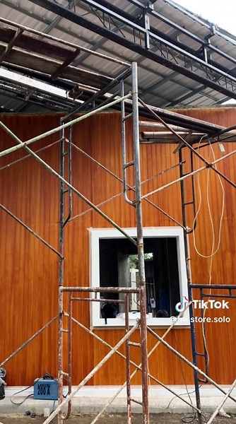 Material yang lagi naik daun di 2026 🔥 Papan fibersemen jadi pilihan banyak tukang dan pemilik rumah karena praktis, kuat, dan bikin tampilan rumah lebih minimalis serta berkelas. Cocok untuk dinding, plafon, pagar, hingga dekorasi rumah Nama produk : fibersemen papan dekoratif V3 Ukuran : 0.6 x 120 x 240 cm 🏠 Bangun lebih kokoh, lebih efisien, dan lebih hemat bersama kami. Hubungi WhatsApp: 📱 085641694601 / 082139927336 🌐 fdistore.id Kunjungi store kami di: 📍 Jl. Mandala Graha, Desa Kismor