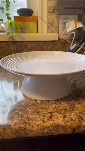 Super easy, cheap and light cake stand! #cakestand #cakeplate #diy #momhack #bakinghack
