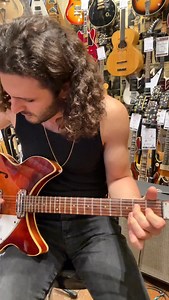 YES, this is Steve Howe’s Rickenbacker 🥹 Everytime a 60’s 12-string Rick shows up we are like kids at Christmas. We’re so stoked to have in stock a beautiful Rose Morris 1993 model from 1964! The mono jack makes it so straightforward and the f-holes give it such an airy and wider sound, just a dream to play! This is a cool piece and very well-documented guitar, as it can be seen in the book “The Steve Howe Collection” and features on a bunch of Yes songs. Whether you’re a collector or a player,