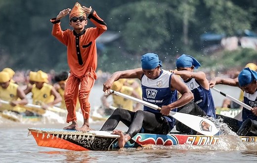 Qui est cet Indonésien de 11 ans qui a lancé une danse virale sur son bateau ?
