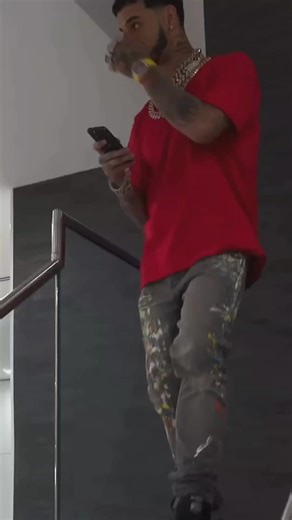 Una vez taba fumando en el caserío - Anuel AA