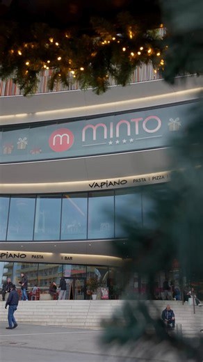 Noch kein Geschenk? We got you! ✨🎁 Keine Panik, Last-Minute-Held*innen – im Minto findet ihr die perfekten Präsente im Handumdrehen. 💫 Entdeckt Geschenksets für jeden Geschmack – perfekt zum Verschenken (oder Selbstbehalten 😉). 💆‍♀️ Selfcare & Beauty: Verwöhnmomente bei Stenders, Rituals & dm – von duftenden Pflegeritualen bis zu kleinen Wellness-Auszeiten. 🍽️ Lieber was Leckeres? Dann ab zu Oil & Vinegar für feine Delikatessen, Öle & Genusssets, die garantiert gut ankommen. Kommt vorbei, s