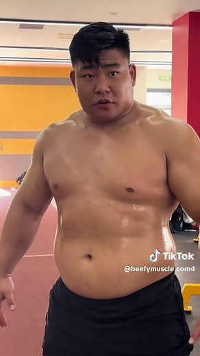 Discover the World of Muscular Bodybuilding Enthusiasts