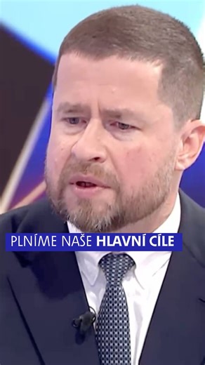 Česká národní banka | ČNB on Instagram: "„Plníme naše hlavní cíle. 📉 Kromě nízké inflace jsme obnovili zlatý poklad. 🟡 Máme přes 70 tun a do roku 2028 budeme mít 100 tun. Díky ČNB můžete platit okamžitě – 💸 peníze z banky do banky přijdou hned. Vyřešili jsme krachující Sberbanku, 🤝 lidé, kteří tam měli peníze, je získali zpět,“ řekl v novoročním rozhovoru pro Partii Terezie Tománkové. Připomněl také, že na začátku mandátu současné bankovní rady se snížil počet zaměstnanců ČNB o 5 % a od