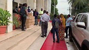 DoxxBet Donates 350 Pieces of Mobile Phones (Mobiola X5000) to MCC as part of its social-corporate responsibility | Monrovia City Corporation TV- MCCTV