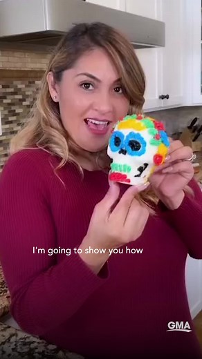 Chef Jenny Martinez shows us how to make sugar skulls for #diosdelosmuertos! 💀 #dayofthedead #holiday #sugarskulls #recipes #foodie #candy