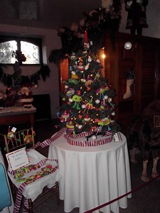 St. Michael's Wins Elms Tree Decorating Contest