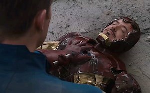 复仇者联盟 危机时刻钢铁侠扛起核弹飞向太空 生死未卜