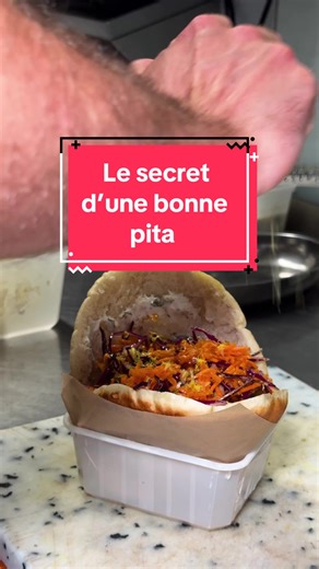 🤫 Le secret de notre pita de veau 🥙 Un vrai régal notre confit de veau marine toute une nuit 😋 Super si tu veux manger sur le pouce #lyon #restaurant #food #foodlyon #tiktokfood #restolyon #pita #lyonresto #brasserie #bouillon #bonplanlyon #kitchenhacks 🎥 Nathan Darly Studio