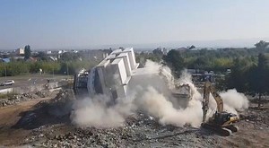 Ultima "reduta" a vechiului aeroport, turnul de control trafic aerian. Joi, 13 septembrie, a fost demolat :) AIGE BACAU PS: Facem precizarea ca demolarea a fost executata dupa o serie de proceduri tehnice specifice acestui gen de activitate. Firma care a operat demolarea este autorizata pentru astfel de lucrari, acestea fiind efectuate cu repectatrea normelor SSM. Caderea turnului a fost controlata prin calcule anterioare, astfel incat nu au fost puse in pericol obiectivele invecinate. | Aeropor