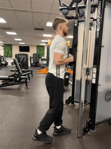 How to perform a tricep extension 💪⬇️ 1. Make sure the cable is adjusted to suit your height 2. Take a step back away from the cable 3. Keep our elbows locked and in position 4. Pull the rope down and squeeze and the bottom of the movement 5. Control the weight on the way up of the movement Try this in your next upper body day!🔥 | NR Foundation Wellbeing Hub