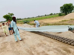 Bricks Moulding Machine Ent banaanay wali machine اینٹ بنانے والی مشین | Evolve Bricks