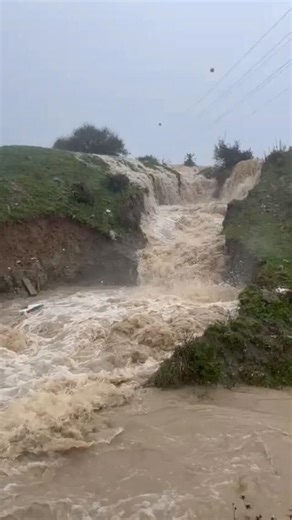 Área Campo de Gibraltar on Instagram: "🚨 🚨 Peligro en la barriada de Los Guijos Las fuertes lluvias han provocado la formación de un "embalse" improvisado en la zona de Cortijo Real, justo detrás de APADIS, que ya está desbordando. ⚠️ La situación supone un riesgo real para las familias que viven en la parte baja de la barriada de Los Guijos. Se pide máxima precaución y atención a las indicaciones de los servicios de emergencia."