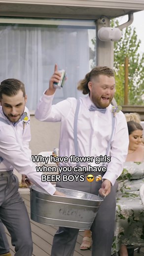10/10 reccommend having beer boys on your wedding day - your guests will thank you 😎🍻 #flowerman #weddingday #weddingtok #weddinginspo #beerboys #toastweddings