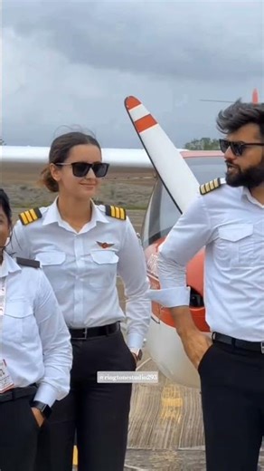 Pilot girls status 👀 #trending #navylife #merchantnavy #pilotgirl #pioletlife