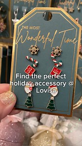 You’ve decked the halls, now it’s time for you! Pick up fun holiday accessories at Lovisa! 🎄🎅🏻✨ #lovisa #holiday #laplaza | La Plaza Mall