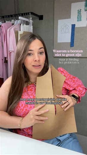 Tamara’s leerplatform voor Patroontekenen, Pasfouten en Naaien✏️ on Instagram: "Borsten.. we zien ze graag maar ze zijn niet altijd handig en soms durven ze al eens echt in de weg te zitten🙈😇😂 zeker als je een mooi bloesje wil dragen dat mooi aanpassend zit. Want jep.. daar zijn ze al: die knoopjes die open staan omdat het bij je vorst niet goed past😰 Logisch ook want in lingerie bestaan cupmaten en in confectiekleding niet. 3 vrouwen met DEZELFDE borstomtrek📏 maar verschillen in “smalle bo
