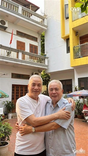 Three brothers built houses side-by-side, keeping their mother's word for many years. #family #news