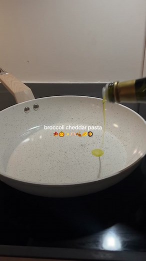 corpse bride movie night cozy pasta 🫶🏻 #comfortmeal #fallfood #fallpastarecipe #fallrecipes #fallcomfortfood #cozyrecipes #easyrecipes #corpsebride #spookymovienight #falltok #broccolicheddarpasta