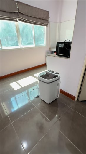 Tips À Gogo on Instagram: "J’arrive dans un endroit, je vois ça, impossible de ne pas tester 😜 C’est une petite machine à laver portable, je n’en avais jamais essayé. Du coup c’est parti pour un crash test de machine à laver portable.#crashtest #machinelaverportable #minimachinealaver #tipsagogo"