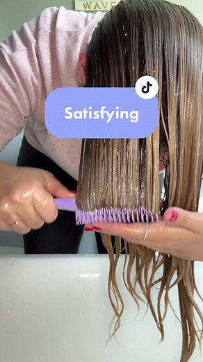 Satisfying Seaweed Hair with the Wavy Curl Technique