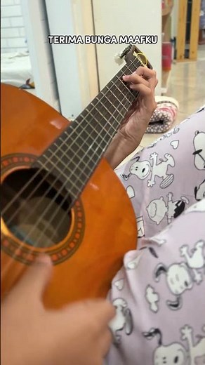 Ruby Learns Guitar Chords for "Bunga Maaf" #bungamaap #thelantis #arinagafamily #family #siblings