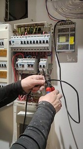 Cum se montează benzile led sub scări să se aprindă de fiecare dată când urci și cobori scările #electrician #electricity #beauty #electricitate #electrical #asmr #led #bricomixt | Bricomixt