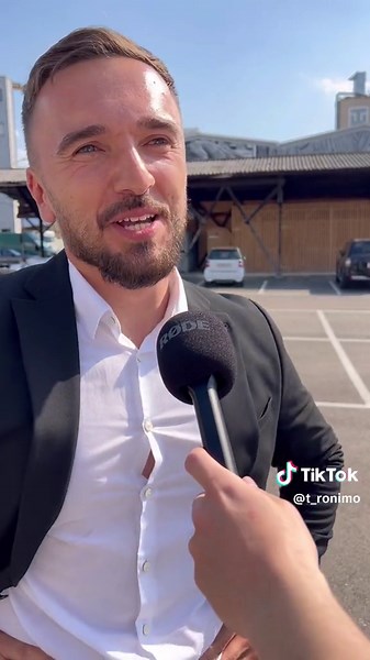 Lieber im Porsche brüelle als arm sie🤪😂 #comedy #sketch #typisch #tronimo #schweiz #zürich #geld