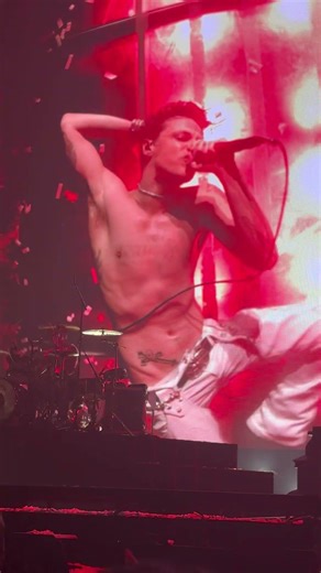 YUNGBLUD- Fire- 🔥 O2 Arena London 24/4/26 #yungblud #concert #shortsmusic #BHC 🖤