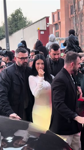 Folla in Delirio per ANNA alla Sfilata Moschino MFW 2026/27