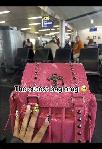 I have a pures , charger , brush , toothbrush/paste , iPad , and beauty products in here 😍😍 nothing too heavy #pinkaesthetic #traveltiktok #delta