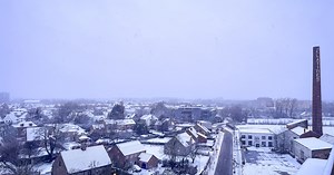 IN BEELD. Hasselt ontwaakt onder sneeuwtapijt: Beelden vanaf de zevende verdieping