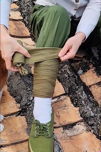 How Leg Wraps Saved Soldiers from Fatigue and Pests 🦟👣 #ancientgear #soldierprotection #legwraps #historicalfashion #warriorcomfort | Creative Inspiration For You