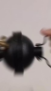 Los Hemisferios de Magdeburgo: Demostración de la presión atmosférica Los Hemisferios de Magdeburgo son un dispositivo científico icónico diseñado en 1654 por el físico alemán Otto von Guericke para demostrar la fuerza de la presión atmosférica. Consisten en dos hemisferios metálicos huecos, generalmente de cobre o latón, de unos 50 cm de diámetro, que encajan perfectamente para formar una esfera hermética. Uno de los hemisferios tiene una válvula que permite conectar una bomba de vacío, inventa