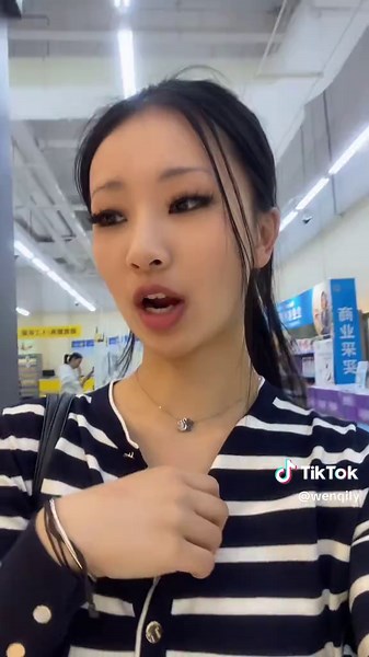 walmart kinda feels like a costco with the free samples everything they sell sigh& my first walmart vlog hasn’t even been edited🙂‍↔️ #小红书 #chinavlog #dayinmylifevlog #comeshoppingwithme #walmarthaul