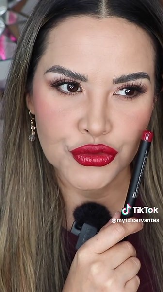 A lanzado @Bissú labial formato Lápiz de madera 🪵 7 tonos que te muestro acá en labios 👄 pero en Yutu tenemos reseña completita y como se ve después de horas #mytzifashion #bissu #makeuplook #bissulabiales #LIVEIncentiveProgram