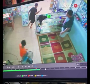 Men sprint to safety after monitor lizard makes a terrifying grand entrance