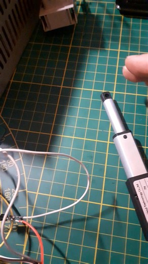 A la demande d'un professionnel, j'ai confectionné un boitier de gestion de vérin visant à agrandir ou rétrécir des conduits d'admission, en fonction des Tr/min du moteur, info prise sur la prise diagnostic. j'ai fait un montage a blanc pour trouver un contrôle satisfaisant, avec un Arduino Nano monté sur alimentation de PC. Ici on peux voir la première vidéo de test concluant, sans détection de fin de course. le montage est un pont en H avec deux CPC1002N comme relais 12v, envoyant le courant s