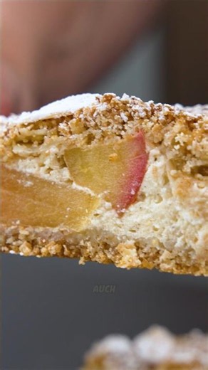 Healthy Apple Crumb Cake 🍎🍰 Recipe in the comments👇 #shorts #easybaking #healthybaking