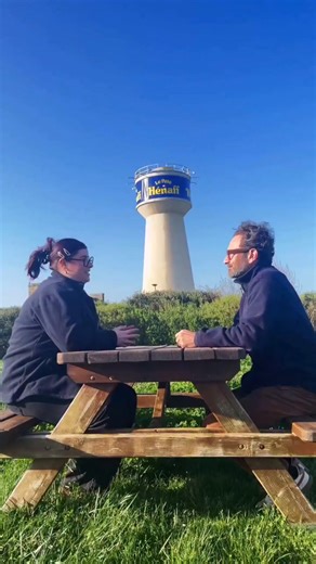 Mais quelle est donc cette diablerie ? Sorti de notre château d'eau infernal, c'est l'apéro à la sauce Hénaff 😋 De Pouldreuzic à Pont L'Abbé, on se régale avec ces nouvelles sauces à dipper : • Fève’Camole • Sauce salsa • Sauce à l’indienne • Sauce Ail & Fines herbes En vente dans toutes les grandes surfaces, et surtout au E.Leclerc Pont l'Abbé💥 Casting : les stars du pays bigouden Effets spéciaux : Edenao Agency Décor et apéro : Hénaff | Hénaff